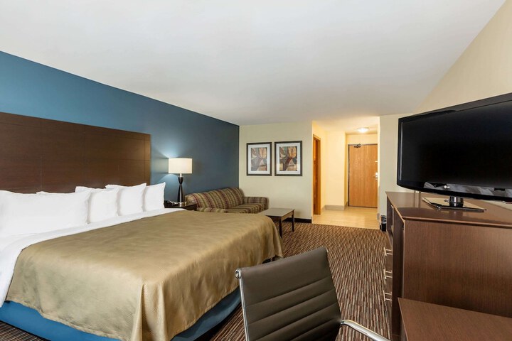 1 King Bed (8 of 13)