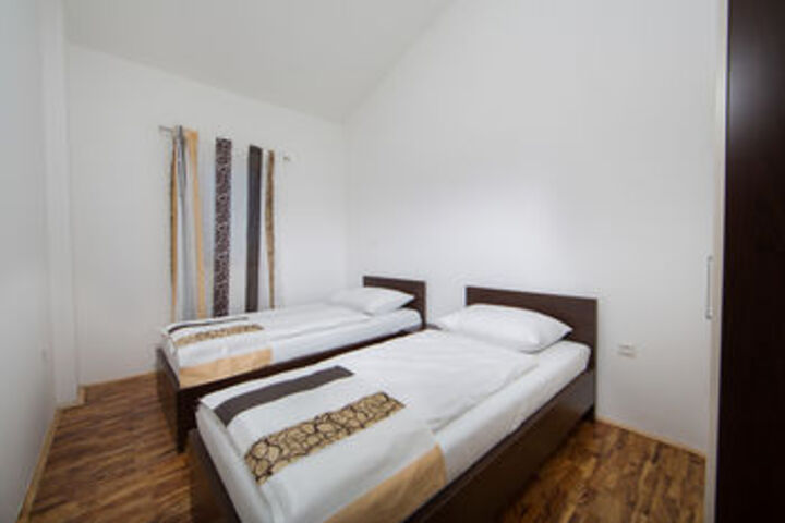 Room 7 of 16