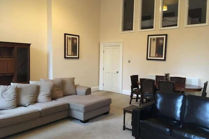 Lounge 21 of 27