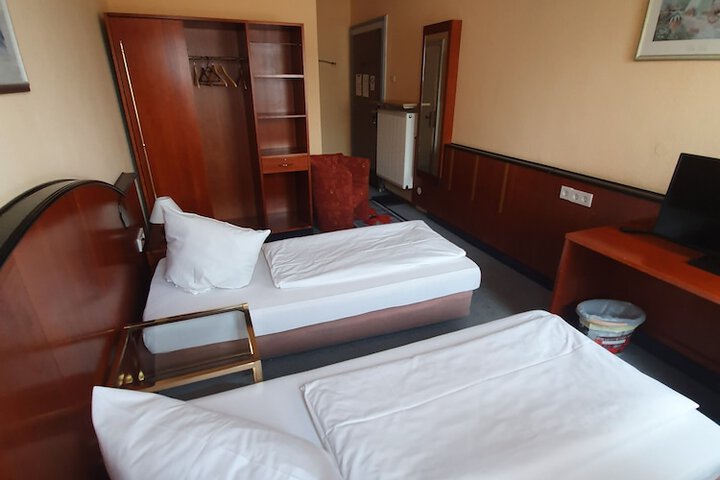 Room 16 of 34