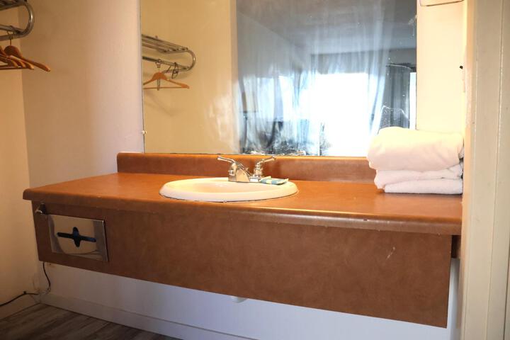 1 Queen Bed (5 of 18)
