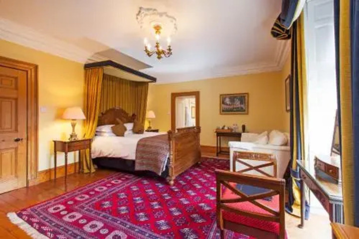 Room 4 of 11