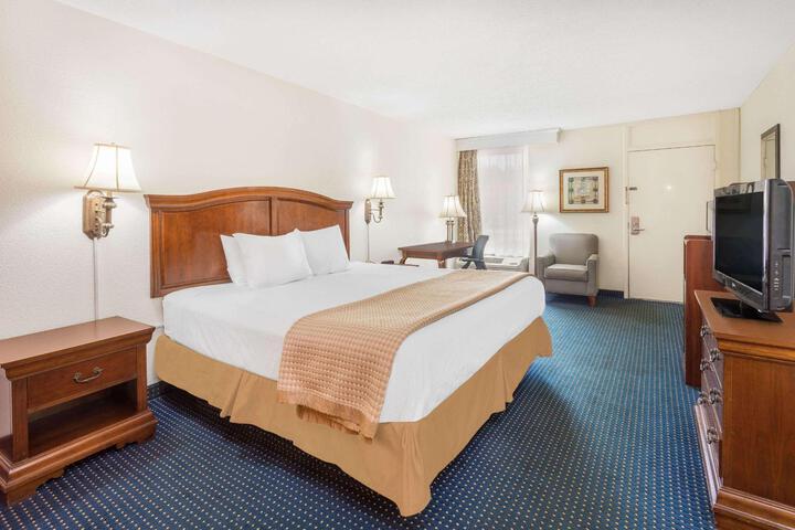 1 King Bed (3 of 5)