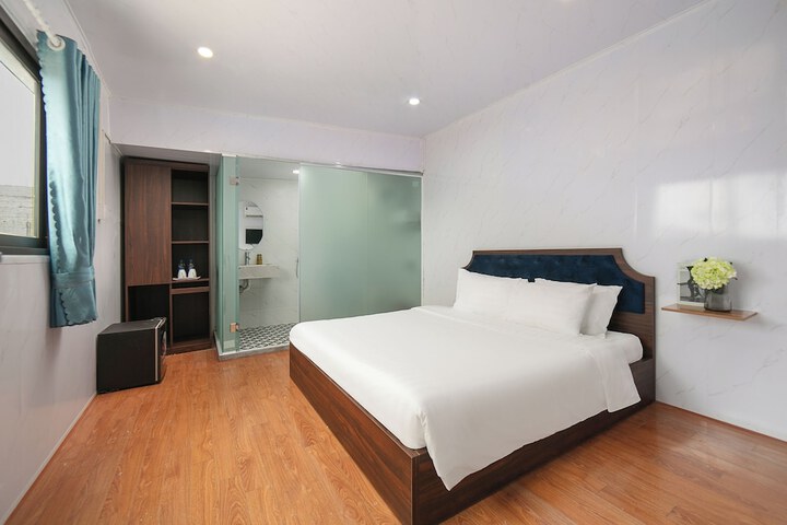 Room 6 of 15