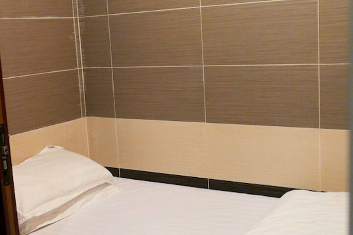 Room 10 of 46