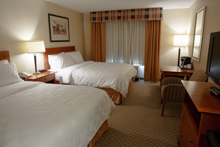 2 Queen Beds (7 of 10)
