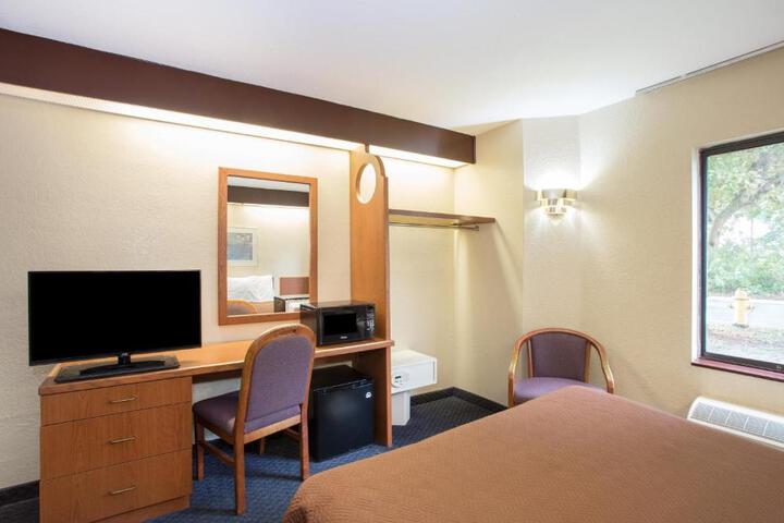 1 Queen Bed (2 of 7)