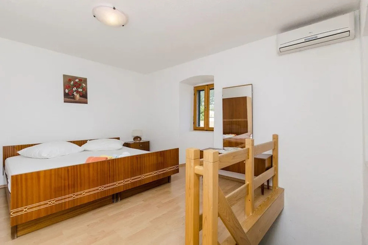 Room 2 of 10