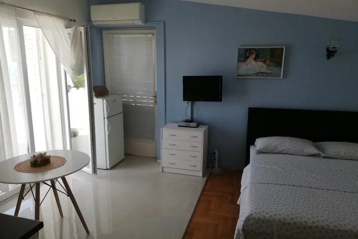 Room 4 of 18