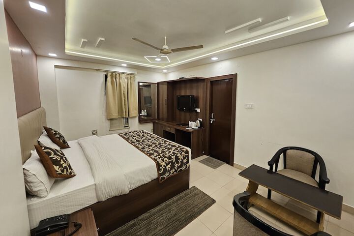Room 6 of 12