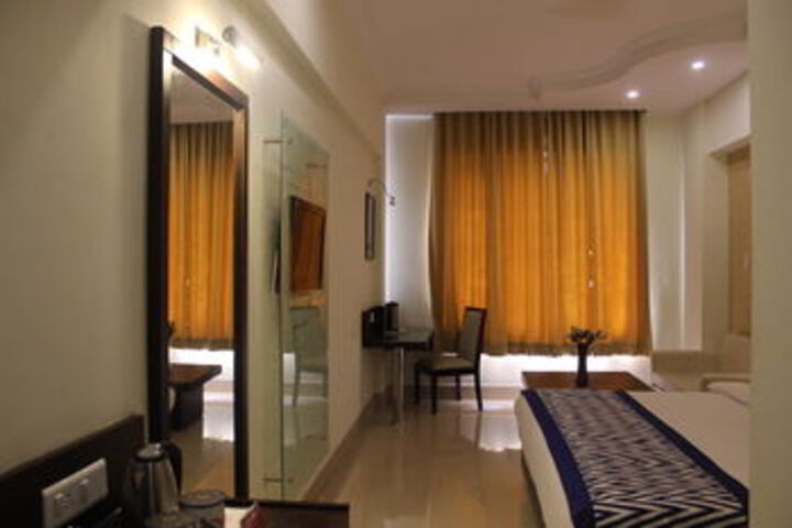 Room 13 of 20