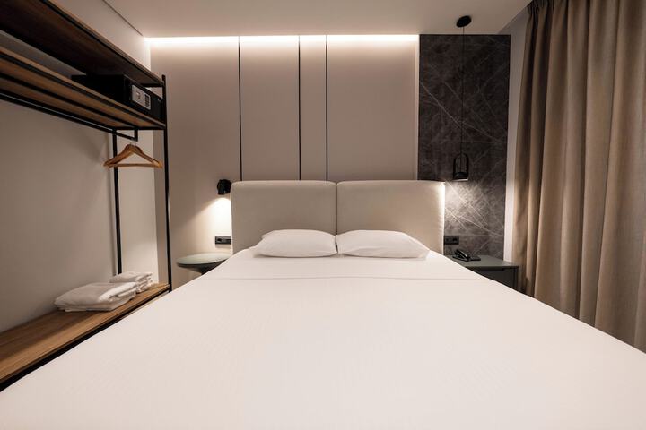 Room 5 of 112