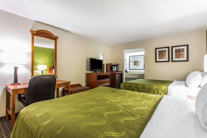1 Queen Bed (15 of 17)
