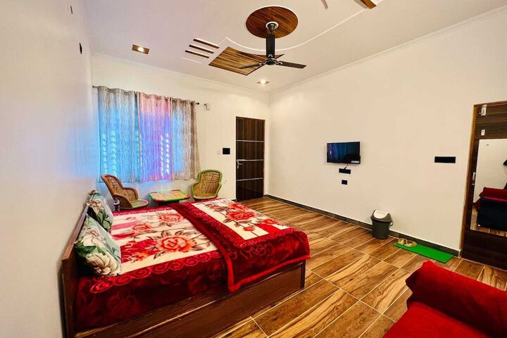 Room 4 of 13