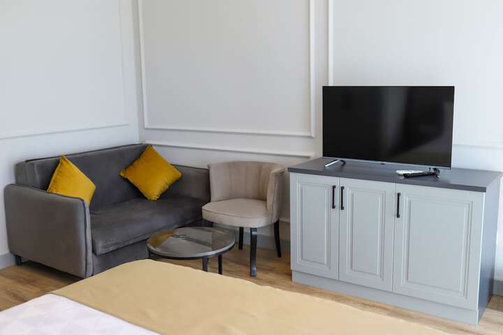 Room 13 of 27