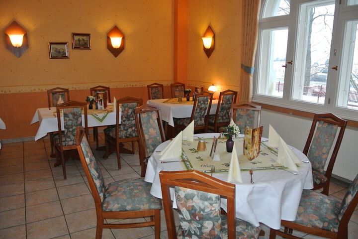 Dining 19 of 23