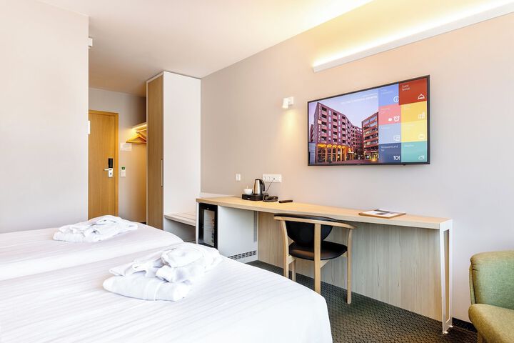 Room 27 of 90