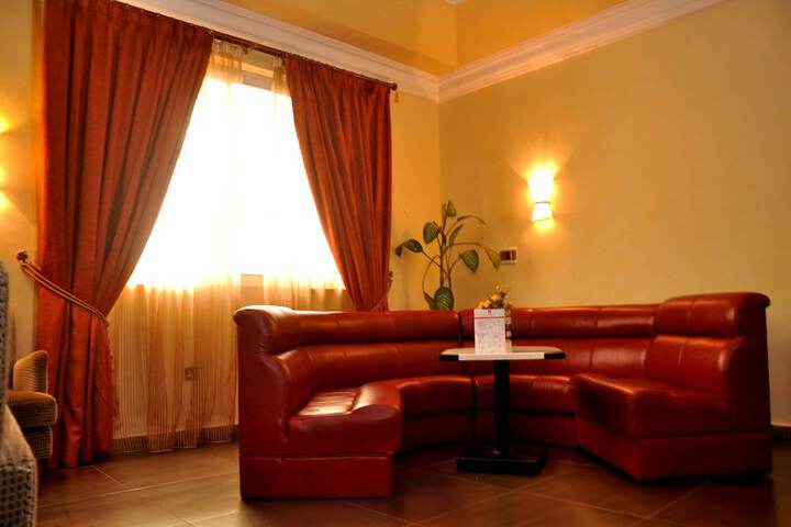 Lounge 36 of 43