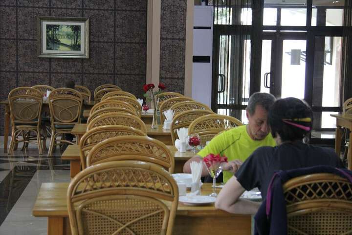 Dining 13 of 16