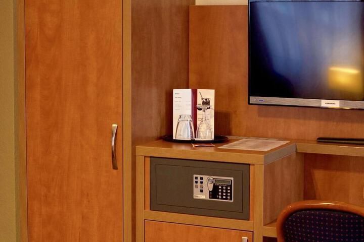 Room 15 of 40