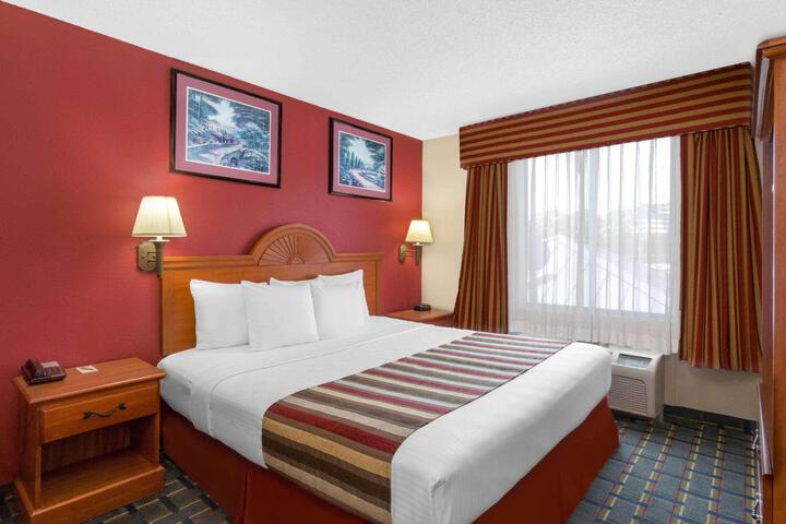 1 King Bed (3 of 9)