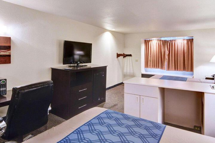 1 Queen Bed (6 of 13)