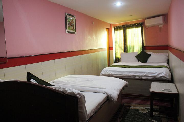 Room 9 of 13