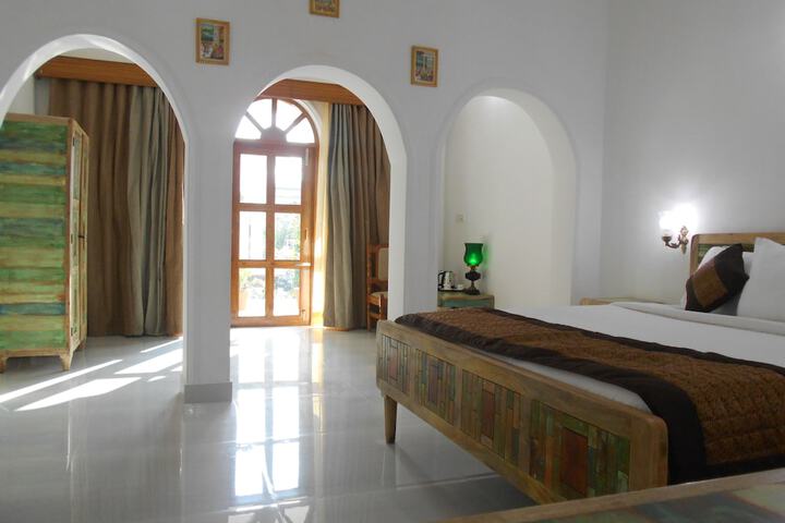 Room 9 of 33