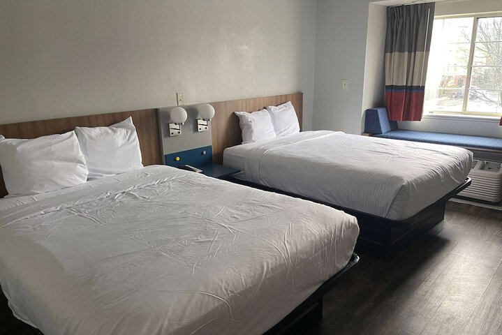 1 Queen Bed (6 of 23)