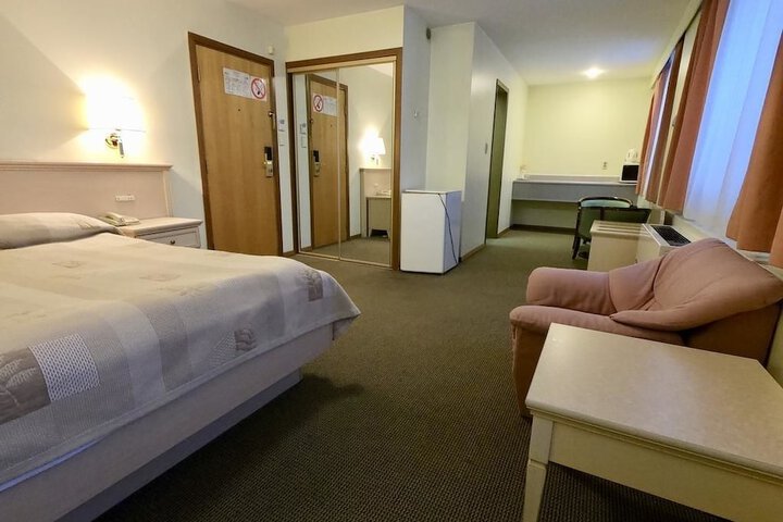 Room 10 of 34