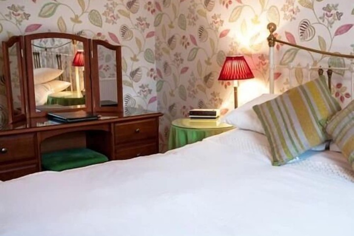 Room 10 of 33