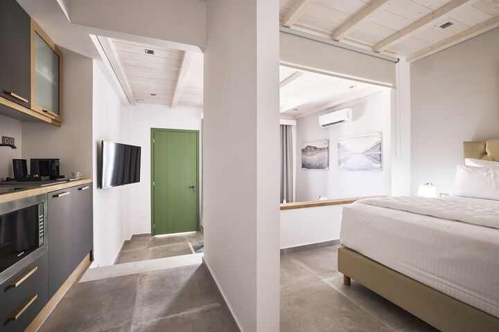 Room 6 of 102