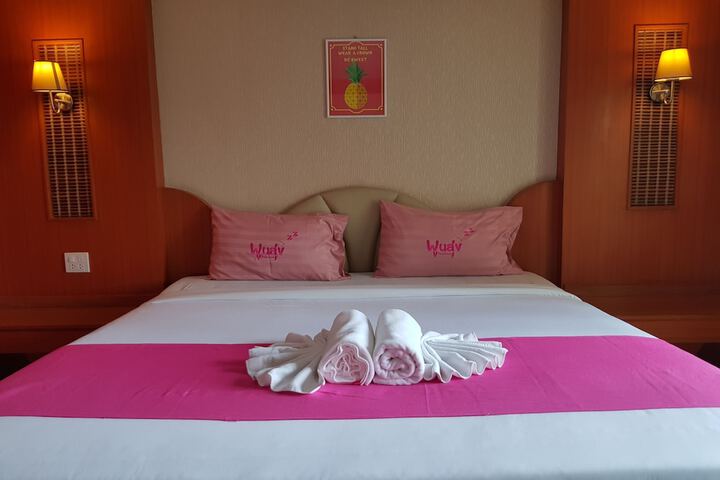 Room 6 of 83