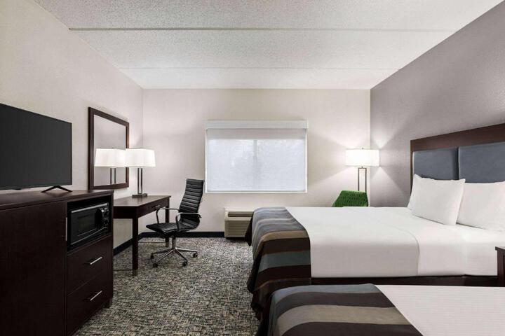 2 Queen Beds Mobility Hearing Impaired Accessible Room (5 of 7)