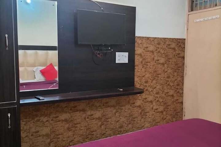 Room 6 of 12