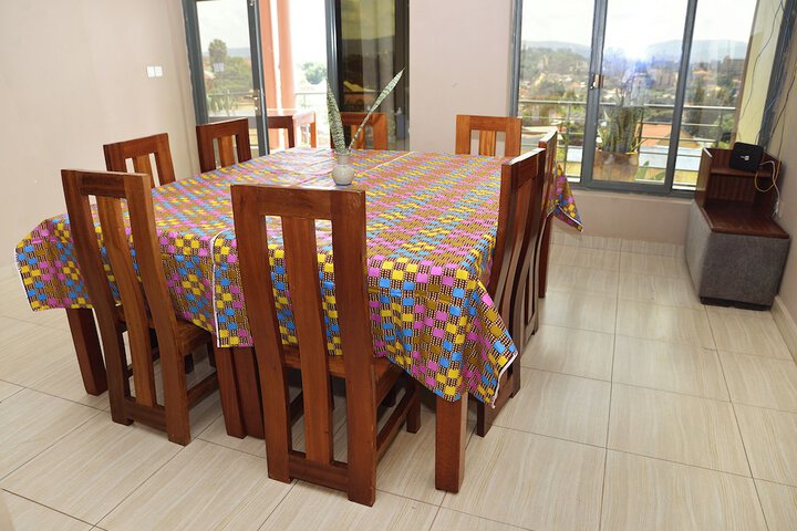 Dining 18 of 25