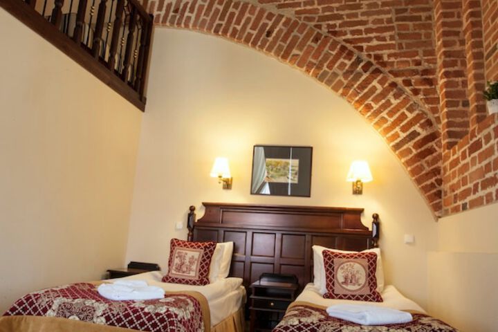 Room 8 of 72