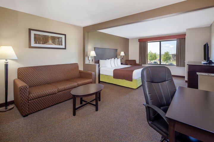 1 King Bed (5 of 9)