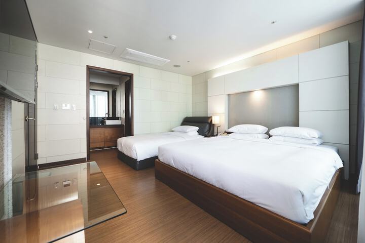 Room 33 of 151