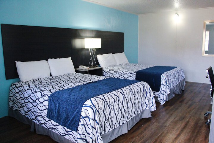 2 Queen Beds Accessible (6 of 6)