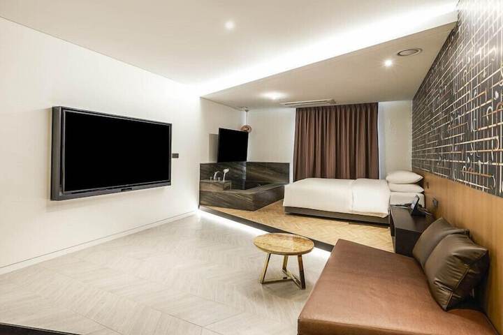 Room 8 of 41