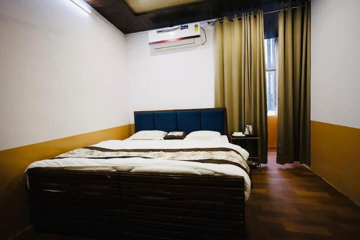 Room 5 of 32