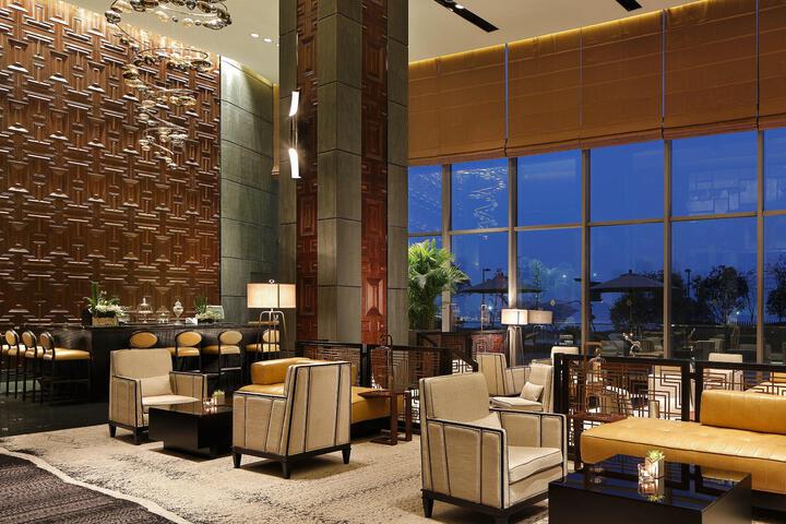 Lounge 15 of 111