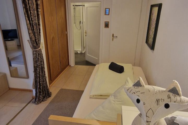 Room 6 of 72
