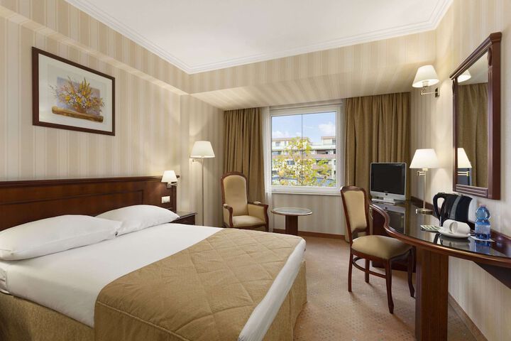 Room 32 of 67