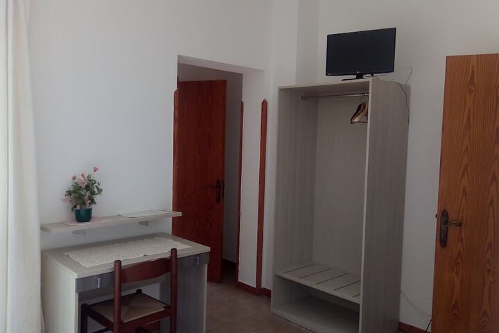 Room 4 of 12