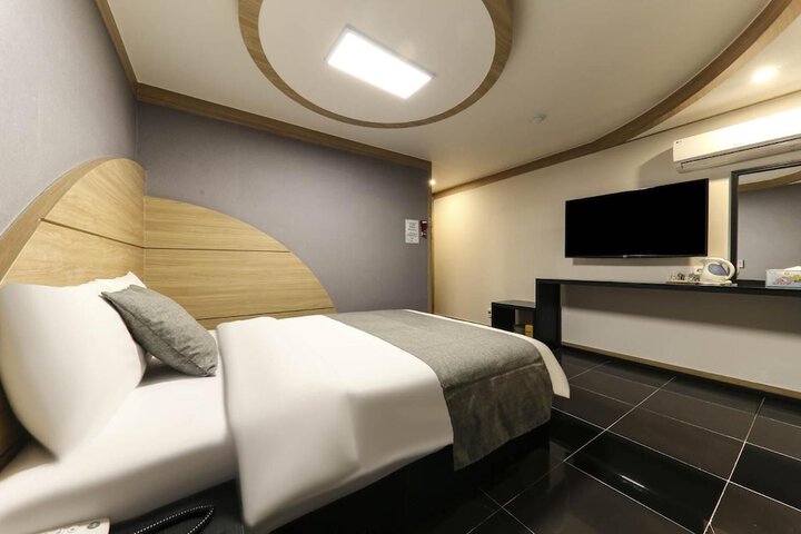 Room 13 of 42