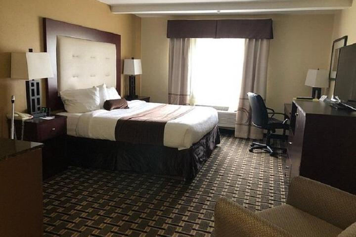 1 King Bed (4 of 25)