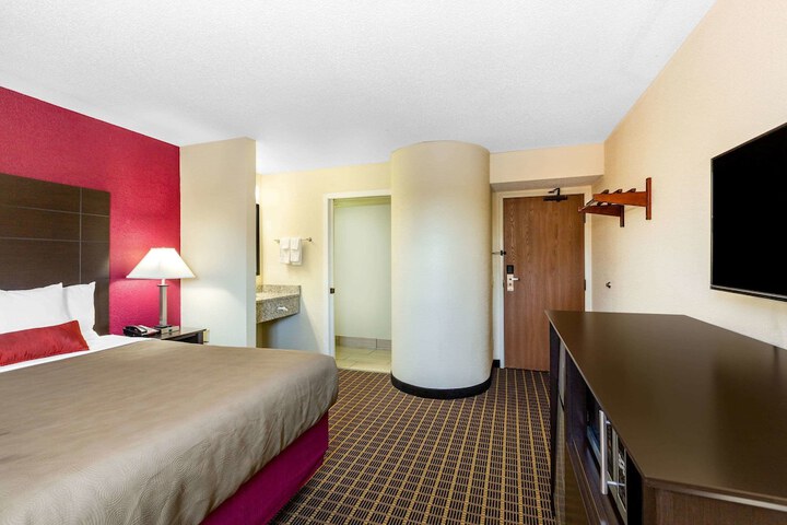 1 Queen Bed (10 of 10)