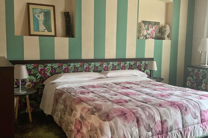 Room 3 of 27